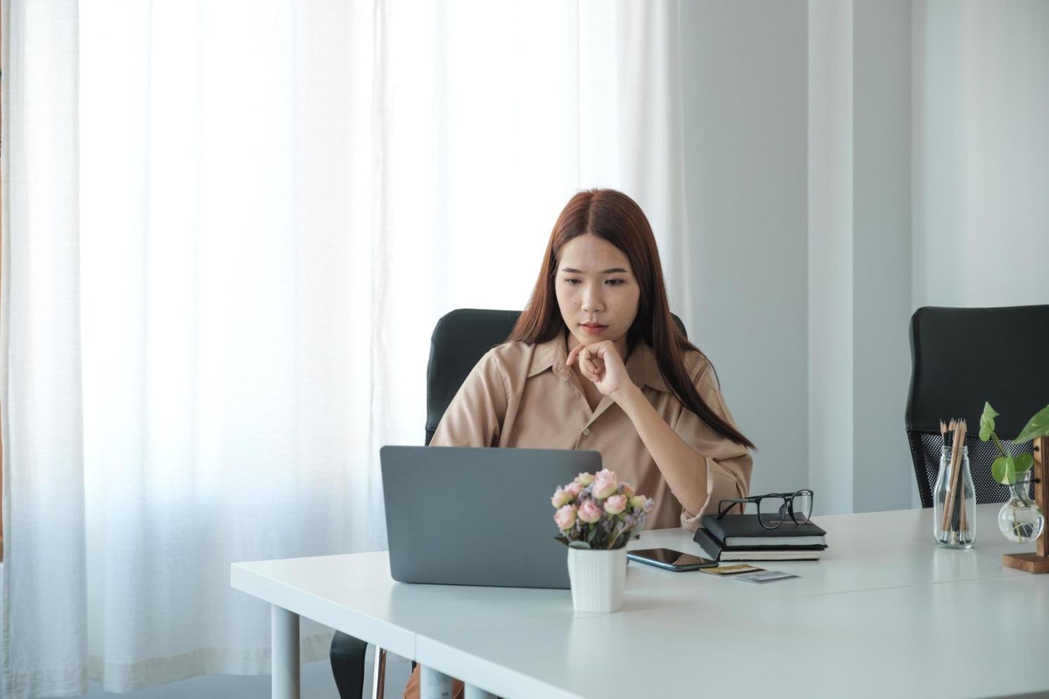 Espace de travail organisé avec documents financiers et calculatrice